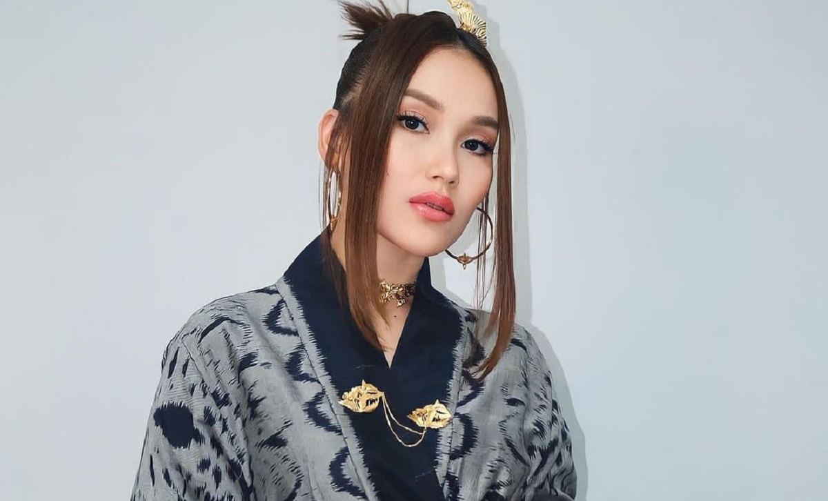 Stanley 1913 x Jennie Jadi Buruan! Ayu Ting Ting Pamer Koleksi Midnight Ruby di TikTok