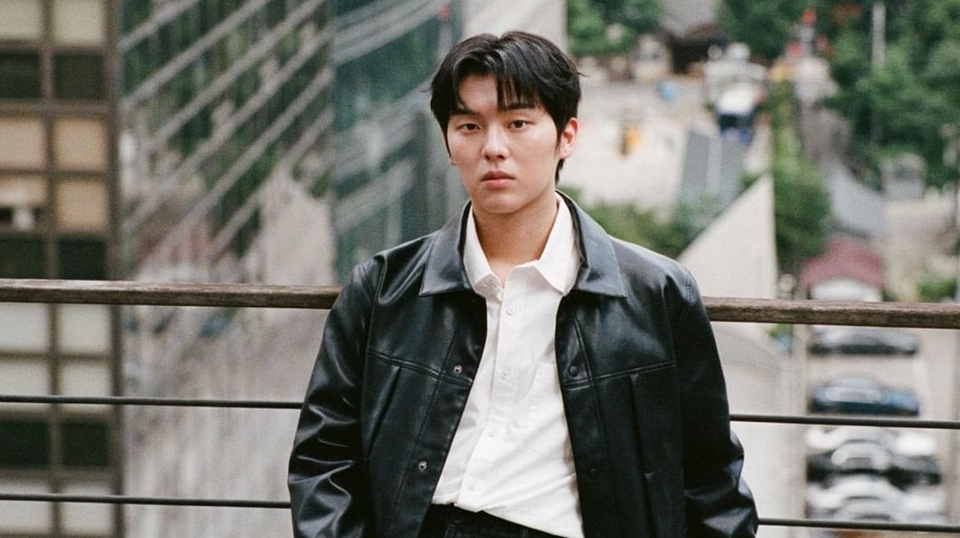 Choi Hyun Wook Gak Sengaja Posting Potret Ga Pakai Baju, Agensi Buka Suara