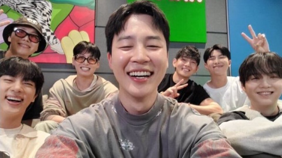 BTS OT7 Bikin Geger Tiba-Tiba Nge-Live Bareng, 'Spoiler King' V Beraksi Lagi