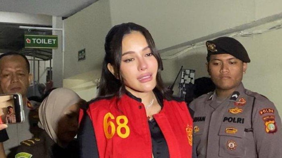 Tangis Nikita Mirzani Pecah saat Dengar Kesaksian Putrinya di Sidang Vadel Bajideh