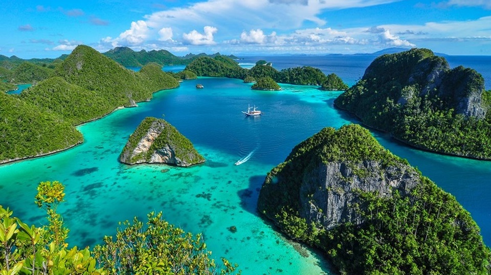 3 Pasangan Artis Pernah Kunjungi Raja Ampat yang Kini Dalam Bayangan Tambang Nikel
