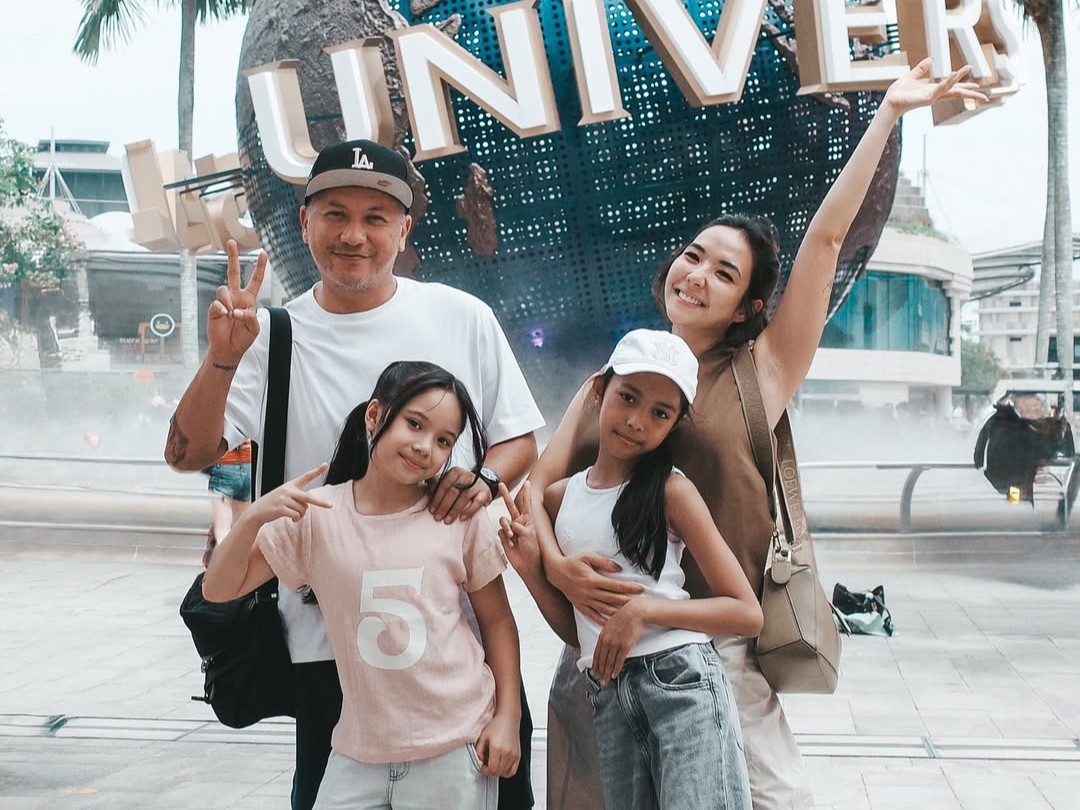 6 Foto Gading Marten & Gisel Liburan Bareng di USS, Isyarat Kembali Rujuk?