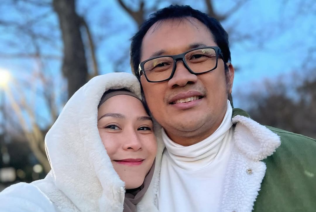 Hanung Bramantyo dan Zaskia Mecca Tunggu Paus Beri Berkat di Vatikan