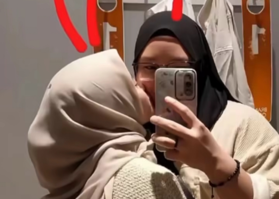 Heboh Budak Gunting! Duo Berhijab Lesbian, Aksinya Tuai Kecaman Warganet