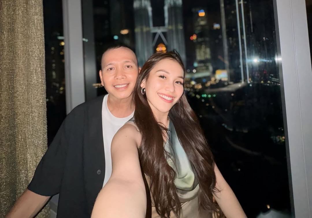 Kocak, Ayah Rozak Sering Paksa Orang Foto Bareng Ayu Ting Ting