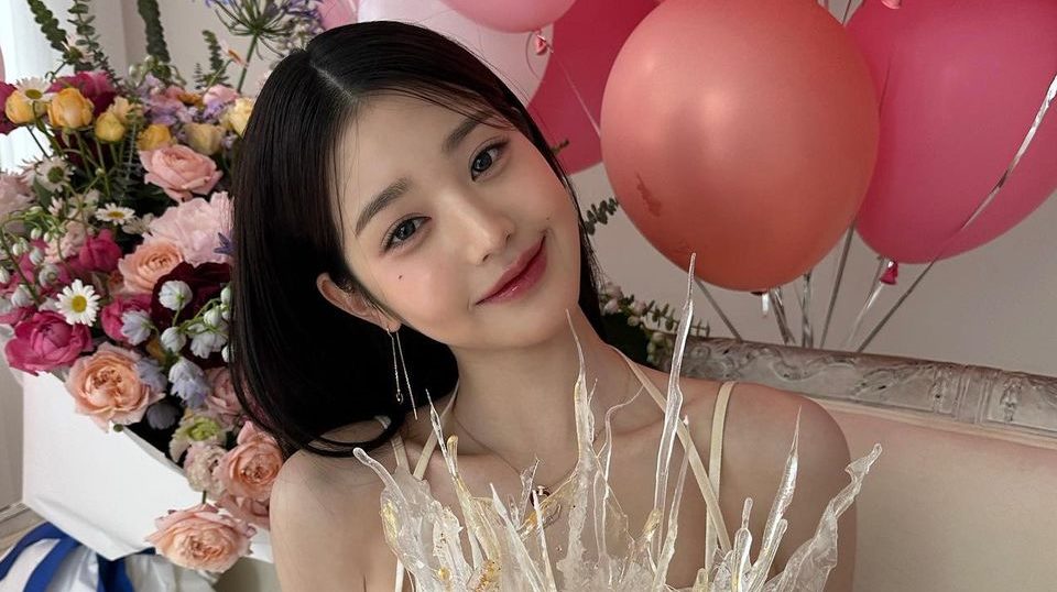 Menang Gugatan, Jang Wonyoung IVE Cosplay Jadi YouTuber Sojang di Bandara