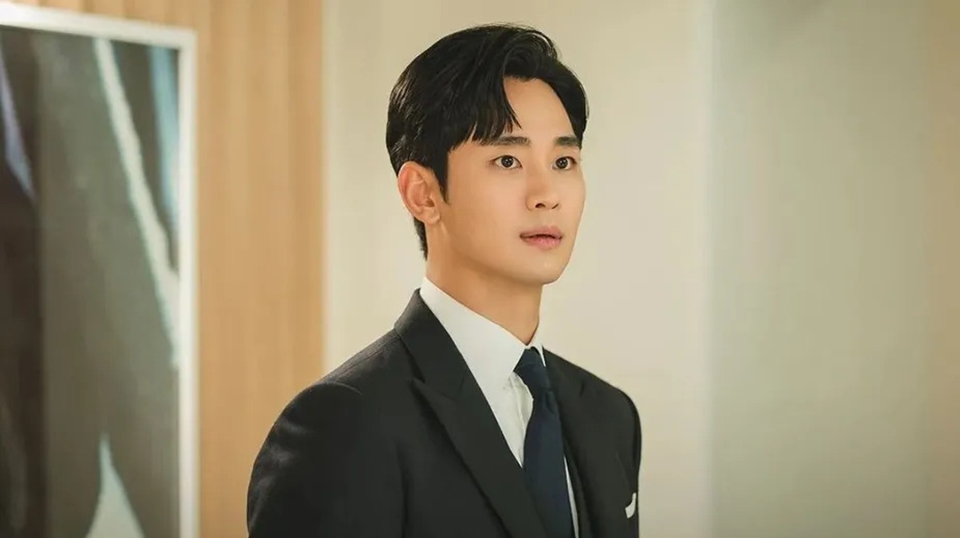 Kim Soo Hyun Tampil Beda dengan Rambut Keriting Alami