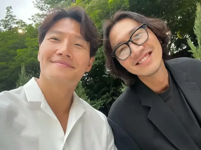 Lee Kwang Soo Komentar Soal Rumor Tak Diundang ke Pernikahan Kim Jong Kook, Ini Faktanya