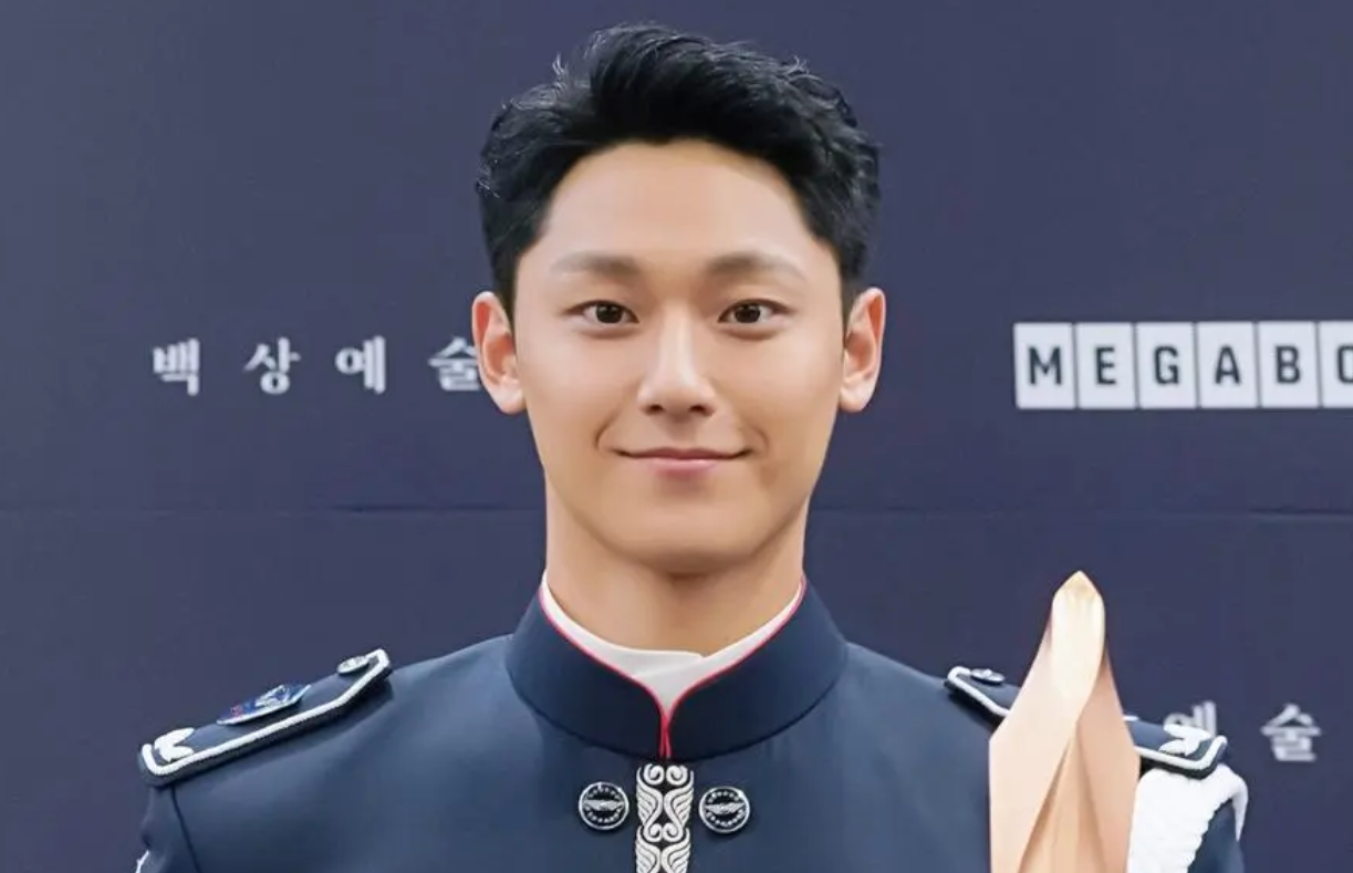 Lee Do Hyun Sapa Penggemar Usai Wamil, Sedang Siapkan Project Buat Fans