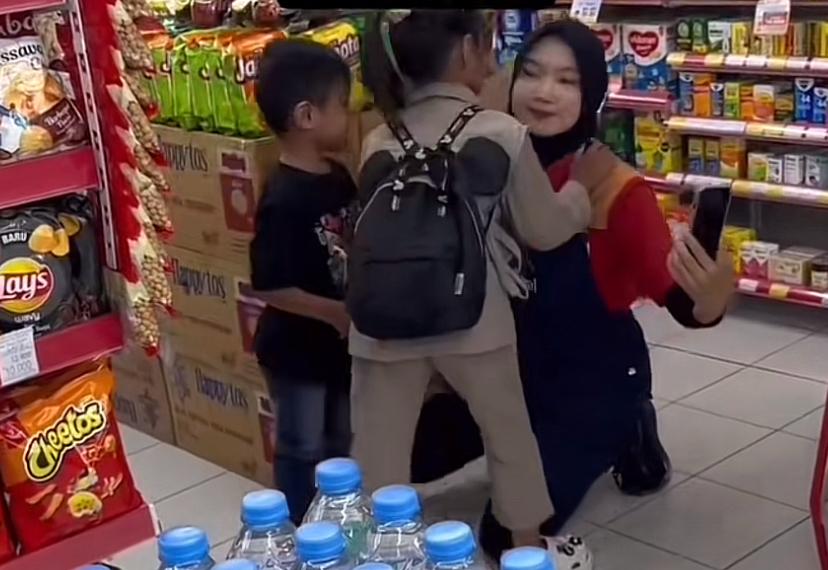 Video Hangat Dina Oktaviani Peluk Keluarganya, Sebelum Jadi Korban Pembunuhan Sadis!