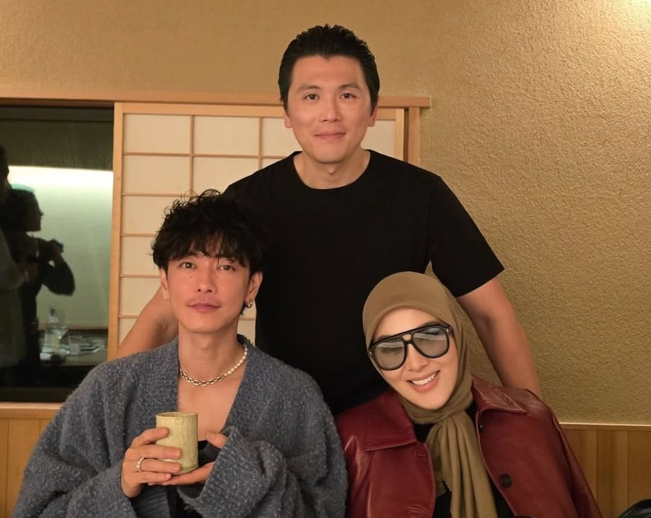 Liburan ke Jepang, Syahrini dan Reino Barack Jumpa Aktor Takeru Satoh