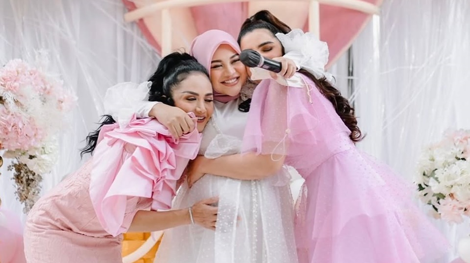 Beda Ucapan Kris Dayanti dan Ashanty Ketika Aurel Hermansyah Ultah ke-27