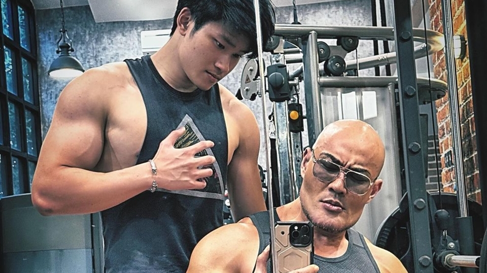 Gaya Parenting Deddy Corbuzier ke Azka Tuai Pro Kontra