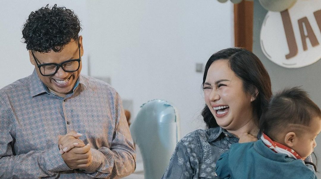Denise Chariesta Tunjukkan Dukungan untuk Uya Kuya Lewat Karangan Bunga: Rumah Ini Hasil Kerja Jadi Artis