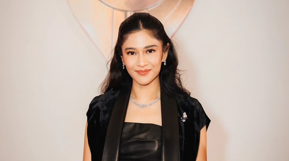 Dian Sastro Pake Kebaya Biru Disebut Cocok Jadi Ibu Pejabat, Bawa Tas Mini Rp24 Juta