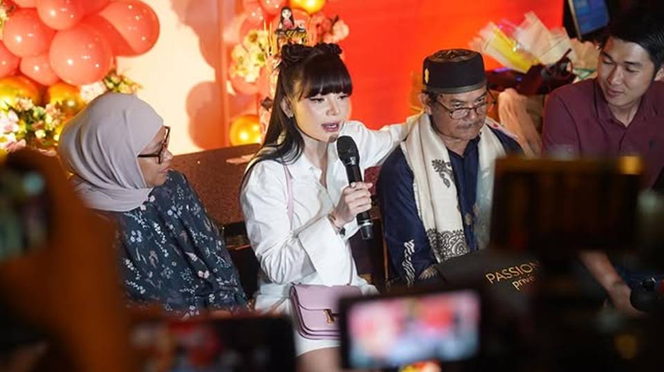 Dinar Candy Ultah ke-32, Sang Ayah Kadoin Kalung Berlian Dari Hasil Panen Sawah