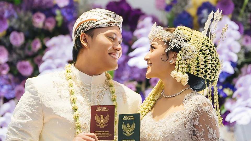 Pengacara Duga Buku Nikah yang Dipamerkan Rizky Febian dan Mahalini Palsu