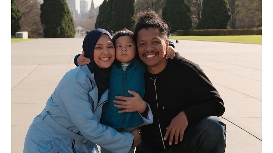 Indah Permatasari Mendadak Berhijab di Momen Liburan Keluarga Sukses Bikin Heboh
