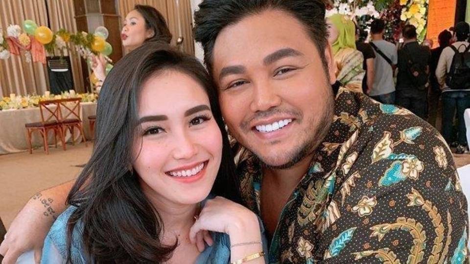 Ivan Gunawan Beri Kacamata Rp30 Juta ke Ayu Ting Ting Buat Konser