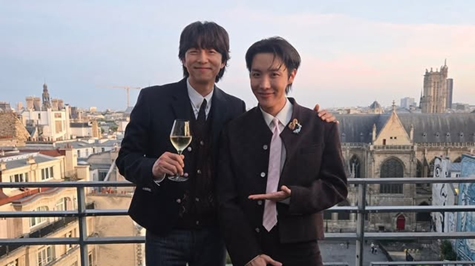 Momen Langka, J-Hope BTS Pamer Foto Akrab Bareng Gong Yoo di Paris Auto Bikin Heboh
