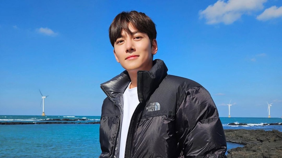 Viral Aksi Ji Chang Wook Tolong Bocah yang Menangis di Eskalator
