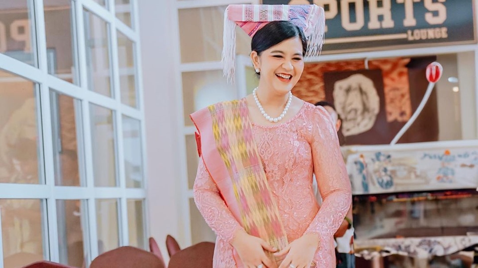 Harga Sneakers Kahiyang Ayu Fantastis, Padahal Modelnya Polos Banget