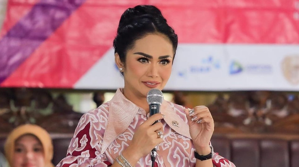 Hangout bareng Amora, Kris Dayanti Tenteng Tas Hermes Rp614 Juta
