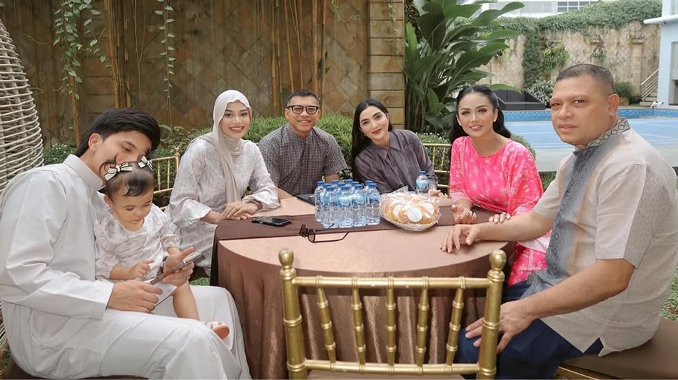 5 Potret Akrab Keluarga Krisdayanti dan Ashanty Buka Puasa Bareng