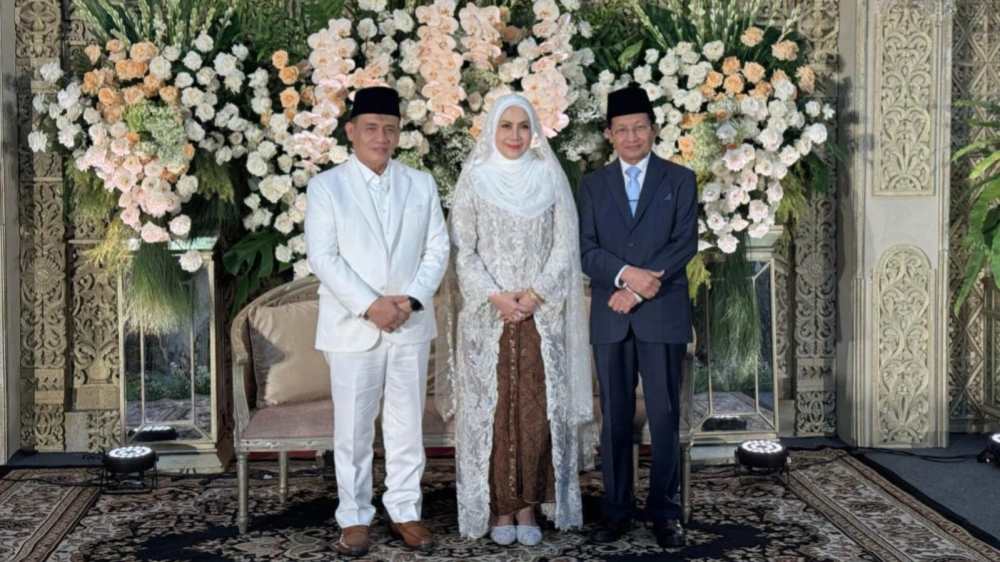 Siapa Suami Pertama Maya Suhasni Siregar Istri Wamenag Romo Syafi'i?