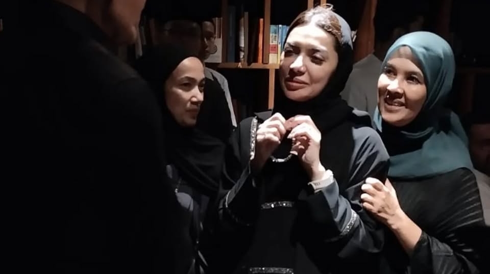 Najwa Shihab Tulis Pesan Haru Usai Almarhum Suami Dimakamkan Seliang Dengan Putri Mereka