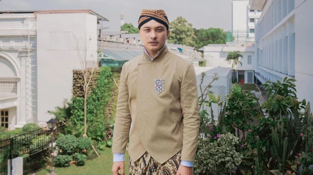 Nicholas Saputra Main Air di Sungai Tangkahan, Fans Salfok: Bajunya kemana ayang
