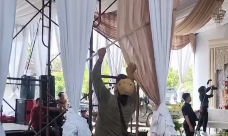 Viral! Sesi Foto di Acara Pengantin Belum Selesai, Tenda Sudah Dibongkar Paksa